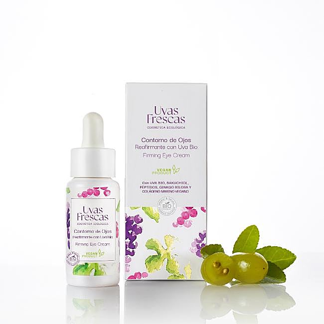 Contorno de ojos con uvas frescas.